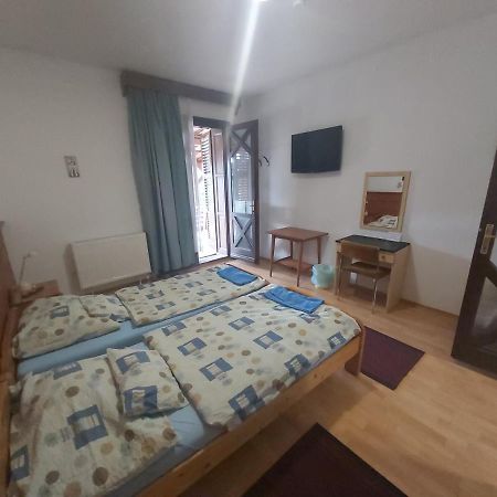 Valcsics Villa Panzio Pecs Bagian luar foto