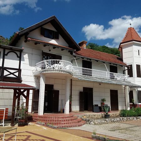 Valcsics Villa Panzio Pecs Bagian luar foto