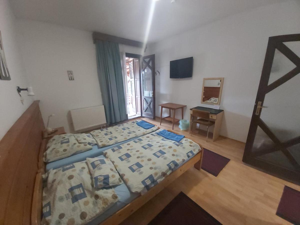 Valcsics Villa Panzio Pecs Bagian luar foto