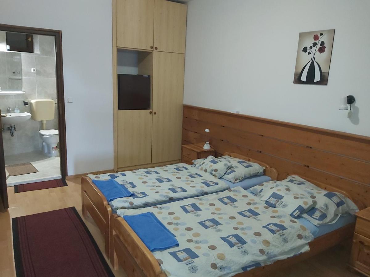 Valcsics Villa Panzio Pecs Bagian luar foto