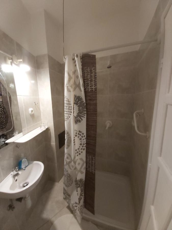 Valcsics Villa Panzio Pecs Bagian luar foto