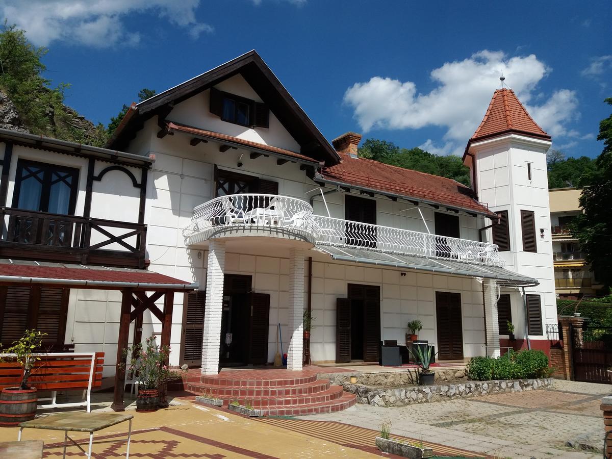 Valcsics Villa Panzio Pecs Bagian luar foto