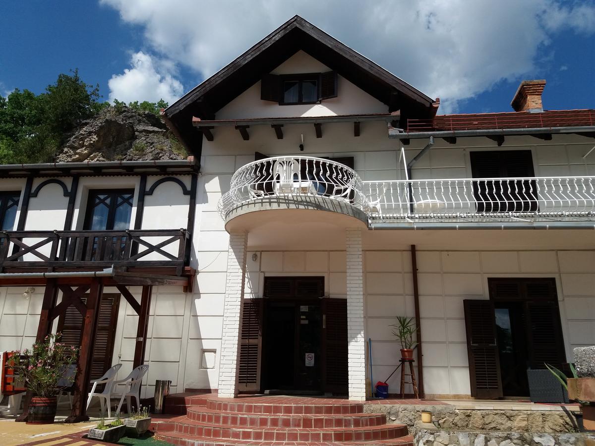 Valcsics Villa Panzio Pecs Bagian luar foto